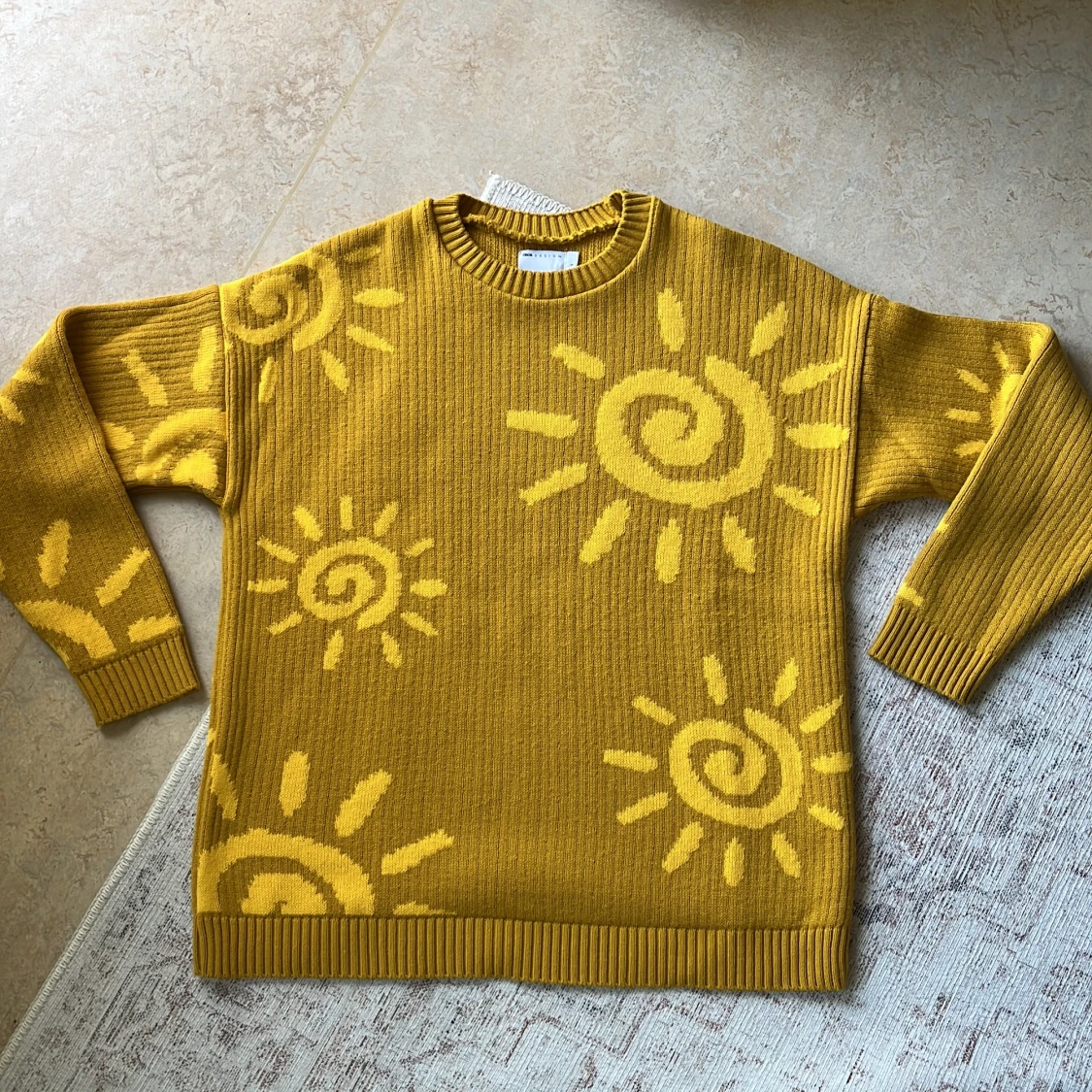 Gul stickad tröja med solmönster ASOS