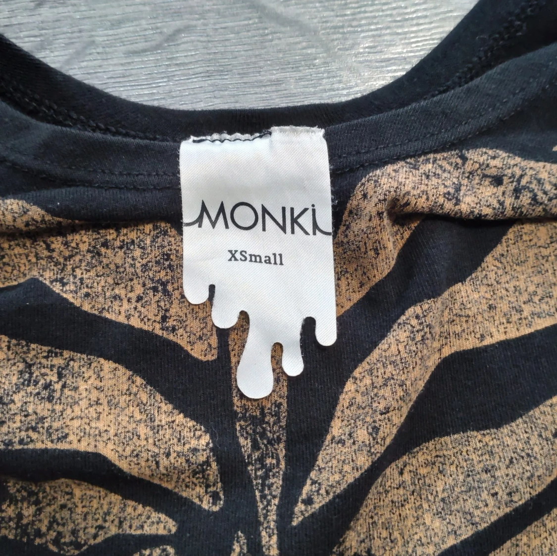 Svart body med guldmönster, skelett från Monki - 3