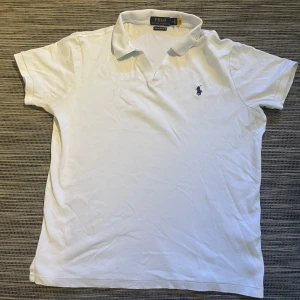 Vit pikétröja från Ralph Lauren - Säljer en snygg vit piké från märket Ralph Lauren! Pikén är i mycket bra skick. Den är lite skrynklig eftersom den precis har varit i tvätten!😁 QR-koden funkar. Om ni har några andra frågor eller önskar flera bilder så är det bara att höra av er! Pris kan diskuteras😉
