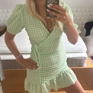 Klänning - Söt klänning. Lånade bilder. Aldrig använd 😊