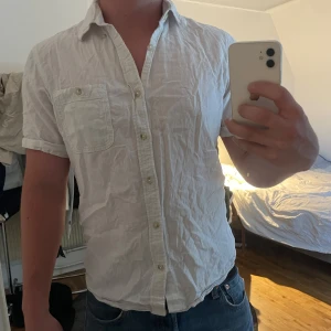 Linneskjorta  - Säljer min linneskjorta från HM då jag växt ur den något. Den är väldigt snygg när den är strykt och har inga som helst defekter. Pris kan diskuteras vid smidig affär