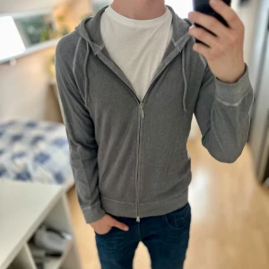 Boggi Milano Kashmir zip-hoodie - - Fint skick, dock lite urtvättad, ljusblå/grå färg. Storlek M sitter som S, passar dig som är mellan 175-185cm. Nypris ca 3500kr. Modellen är 185 cm, 79 kg. Skriv för mer information!🤝- 
