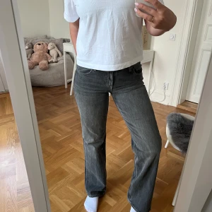 Populära Zara jeans - Dem populära Zara jeansen i en trendig urtvättad svart/grå färg. Storlek 38!!