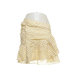 Gul och vit rutig volangkjol - Superfin kort kjol med gulvitt rutigt mönster och volangkant. Kjolen har en omlott-look och är lätt rynkad i sidorna för extra snygg passform. Perfekt för dig som gillar en söt och somrig stil.