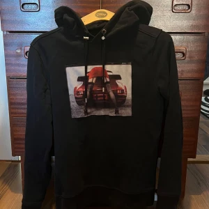 Limitato hoodie med snyggt tryck  - Limitato hoodie som är i nyskick som har mycket kvar att ge unik design med en röd Porsche