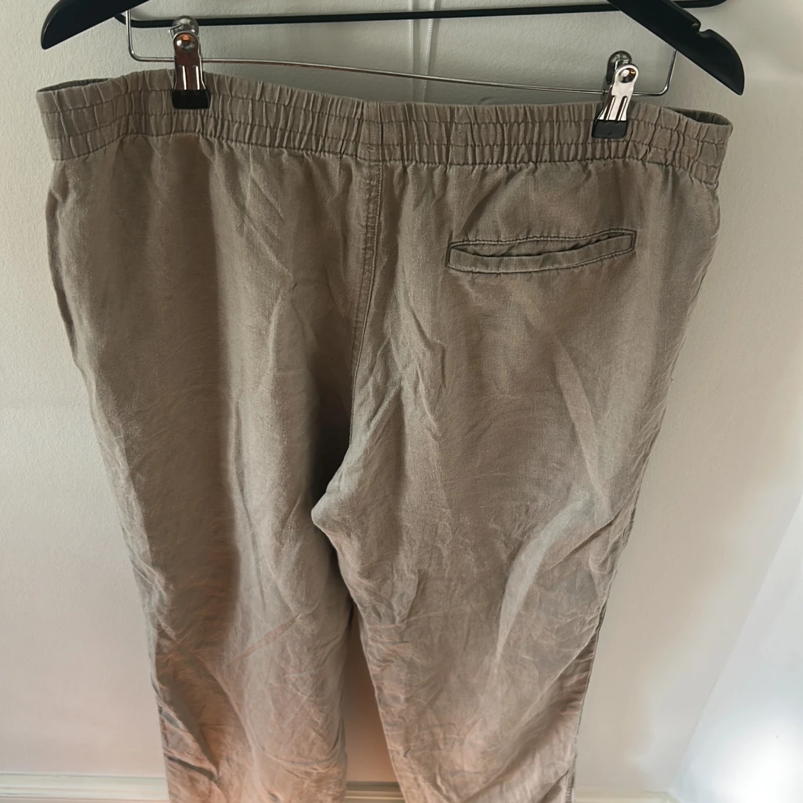 Beige linnebyxor med snörning, L