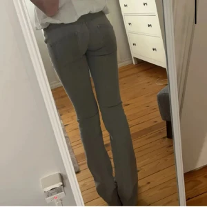 Low waist grå jeans - Snygga gråa low waist jeans i nyskick!💓 bilderna är från förra ägaren💓