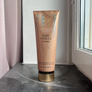 Victoria's Secret Bare Vanilla Shimmer - Säljer denna bodylotion eftersom jag råkade köpa fel! Den luktar jätte gott och är endast testad💕🌸🍦
