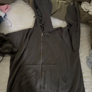oversized hoodie  - oversized mörkgrå hoodie med dragkedja. 