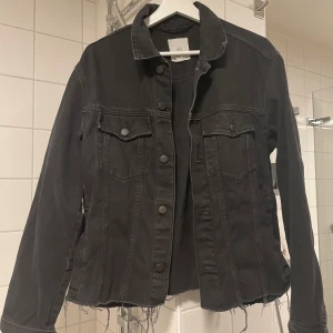 Svart jeansjacka - Jeansjacka från HM. Storlek M, använts av S för en skön oversized look. 