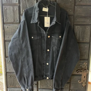 Svart jeansjacka från Abrand Jeans XL - Svart jeansjacka från Abrand Jeans i strl XL. Den är i nyskick då den aldrig är använd ✨