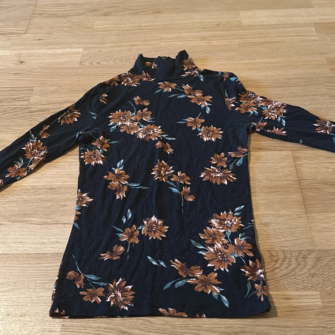 Blommig polotröja från Gina Tricot