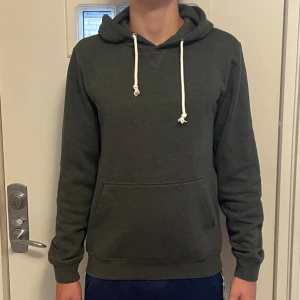 Mörkgrön hoodie från Pier One - Mörkgrön hoodie från Pier One med vit snörning i huvan och stor magficka. Nästan aldrig använd så den är i nyskick. Hör av er vid frågor👍