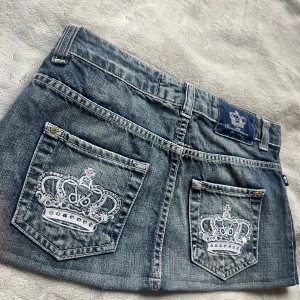 Victor Beckham Kort lowwaist kjol - Säljer min äkta lowwaist vintage Victoria Beckham kjol. Från 2000 talet så går inte att få tag på längre. Jättebra skick. Till och med diamanterna är kvar. Passar  S/ M.  Hör av er för mer info eller bilder❤️den är upplagd proffesionellt så om man vill ha den längre är det jättelätt att fixa❤️