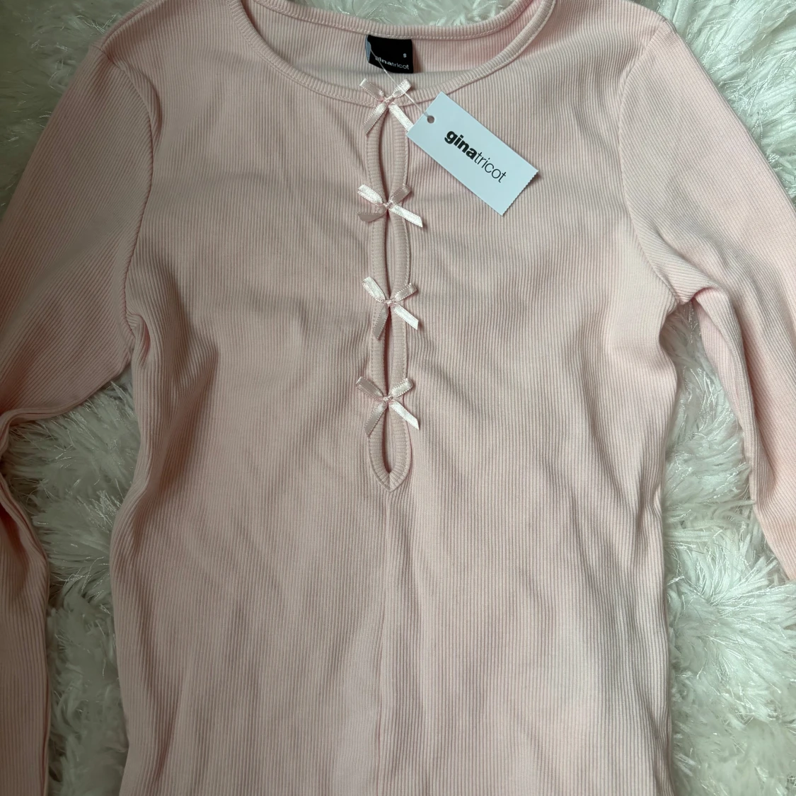 Ljusrosa ribbad topp med rosetter Gina Tricot - 1