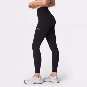 Svarta leggings från Stronger - Säljer ett par svarta tights från Stronger. De är tighta och perfekta för träning eller en chill dag hemma. Superbekväma och stretchiga, med en hög midja som sitter på plats. Passar till allt och är ett måste i garderoben! storlek xs. stronger texten är lite sliten men inget man tänker på 💓