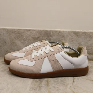 Maison Margiela GATS - Snygga sneakers från Maison Margiela i vitt skinn och beige mocka med klassisk gummisula i brunt. Endast använt 1 gång! 