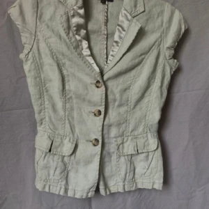 Vintage Grön Kostym/väst - Super fin och trendig vintage Västtopp från Monton, Perfekt för sommaren och ifall du gillar stockholmstilen.