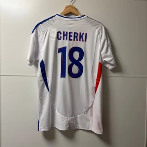 Cherki Lyon fotbollströja - Lyon fotbollströja i nyskick med Cherki på ryggen. Storlek S