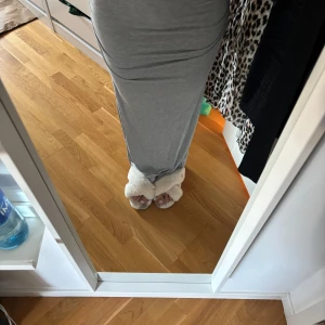 Grå långkjol från Gina Tricot - Snygg grå långkjol från Gina Tricot i mjukt material. Kjolen har en tight passform och är perfekt för en stilren look. Den är enkel att matcha med olika toppar och accessoarer.