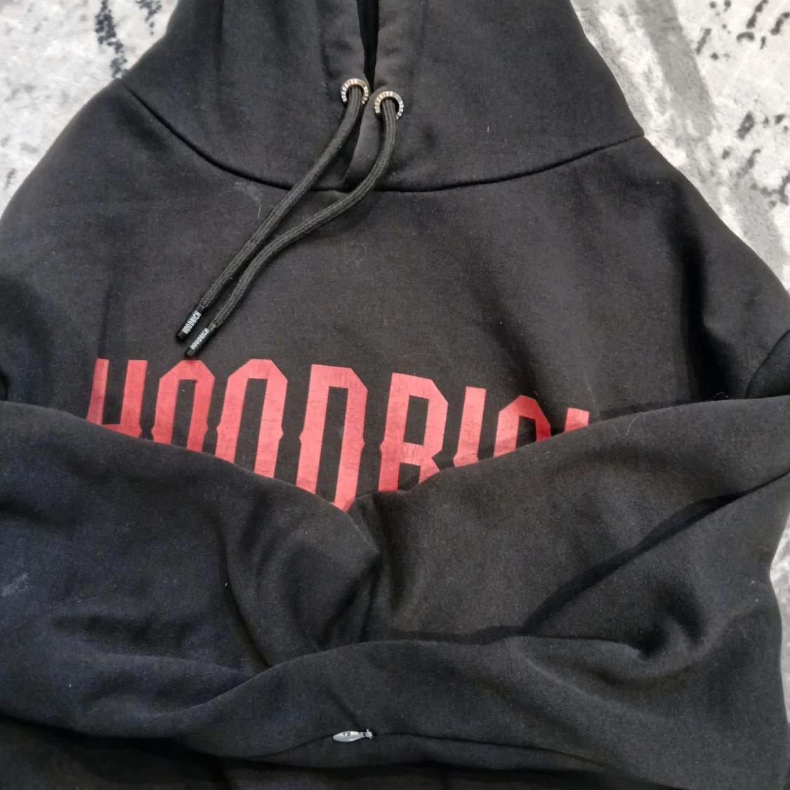 Svart hoodie från Hoodrich - 1