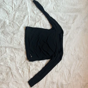 Svart långärmad tröja från Ronhill - Säljer en svart långärmad tröja från Ronhill. Perfekt för löpning eller träning med sin bekväma passform och funktionella design. Tillverkad i ett lätt och andningsbart material.