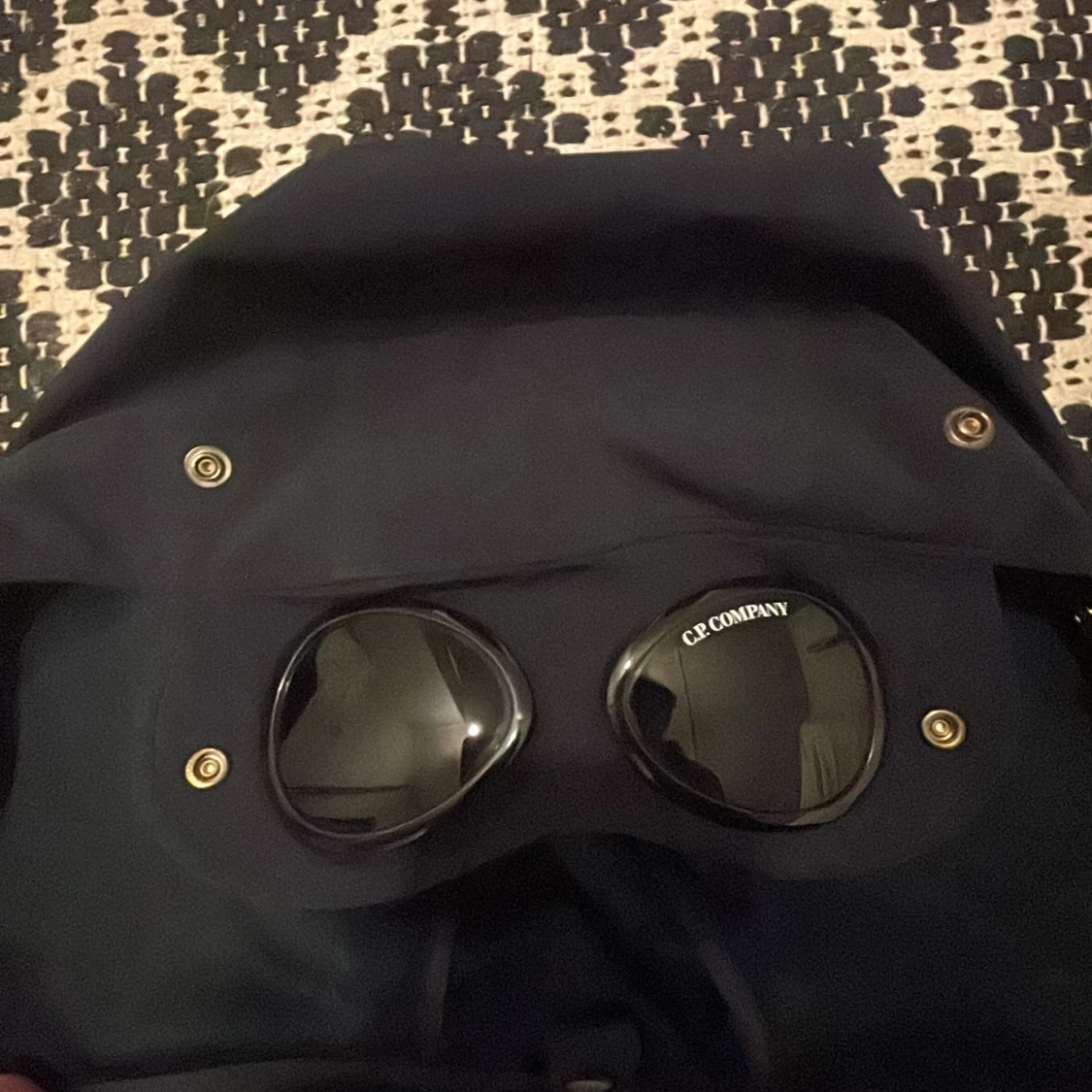 Mörkblå jacka med huva och glasögon från C.P. Company - 3