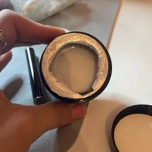 Builder Gel från Luu Professional - Säljer en burk med Luu Professional Builder Gel i färgen Milky White. Perfekt för att bygga starka och hållbara naglar. Innehåller 30g av gelén som ger en mjölkvit finish. Produkten är använd men det finns en hel del kvaf