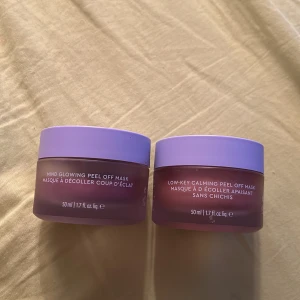 Peel Off Mask Duo - Säljer två peel off masker: 'Mind Glowing' och 'Low-Key Calming'. ‘Mind Glowing’ är lite andvänd. Båda kommer i lila burkar med 50 ml innehåll. Perfekta för en avkopplande ansiktsbehandling hemma.