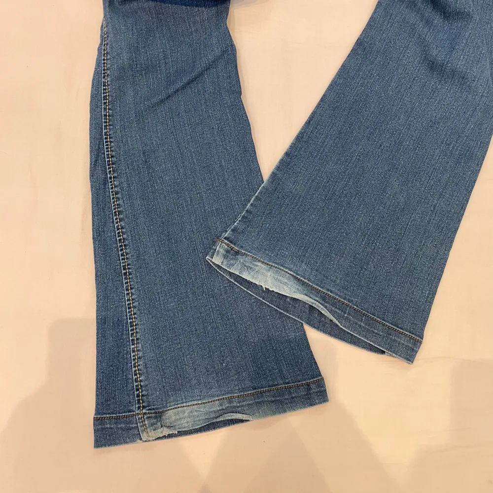 Midja 37x2 plus stretch, gren 19 cm o innerben 80 cmđjae 169 o xs-s o de sitter perfekt. Men Ă€r liiite mer Ă„t xs Ă€n s. Farkut & Housut.
