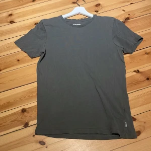 Grå t-shirt från Jack & Jones - Enfärgad t-shirt från jack and jones i bra skick. Tveka inte på att skriva