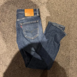 Blå jeans från Levi's - Säljer ett par klassiska blå jeans från Levi's. De har en rak passform och är perfekta för en avslappnad stil. Stl 32/32