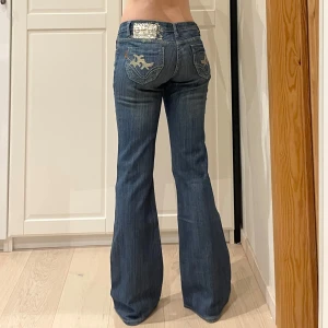 Lågmidjade bootcut jeans💕 - Midja 40x2 cm, gren 21 cm o innerben 81 cm💕märkta W29 vilket jag gissar på motsvarar S då jae 169 o xs-s o dessa sitter bra men är åt det större hållet men det är måtten som gäller om man köper!!