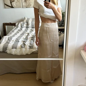 Beige långkjol - Väldigt elegant beige långkjol i ett mjukt material. 🌷