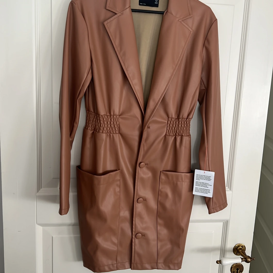 Beige klänning från ASOS ny med prislapp