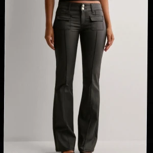 Low waist byxor - Jättesnygga low waist byxor från Nelly. Använda en gång. Nypris 699kr och helt slutsålda på hemsidan. 