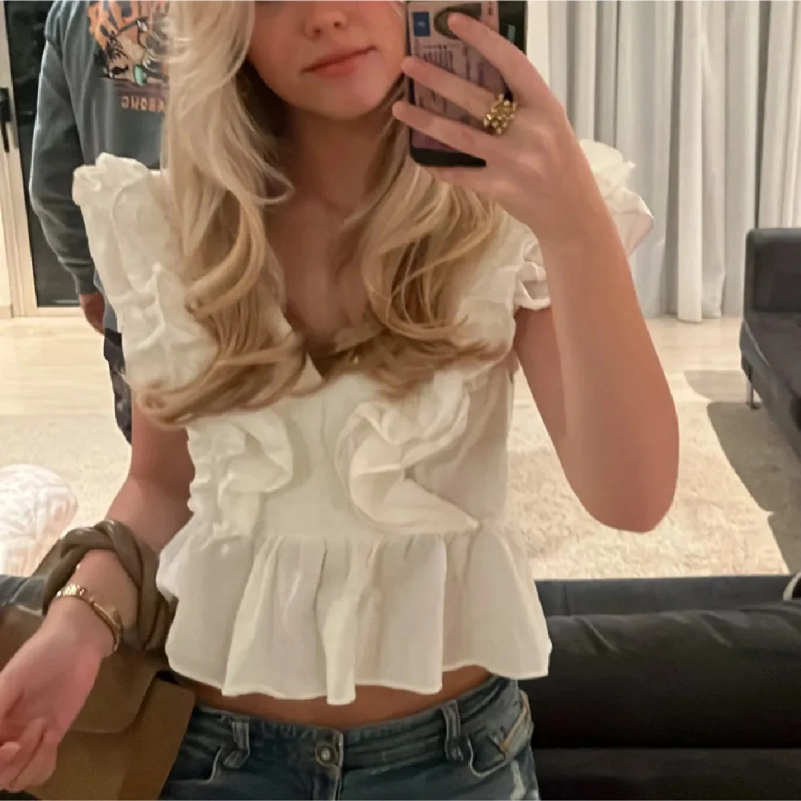 Vit blus med volanger - 1