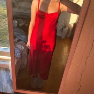 Röd klänning - Röd klänning från Zara, så fin i ryggen!! 😍😍