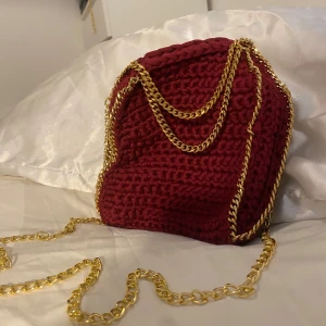 Väska  - Egenvirkad Stella McCartney liknande väska, i vinrött med guldkedja ❤️ perfekt till sommaren