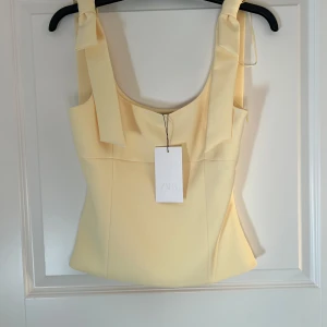 Gul topp från Zara - Säljer denna populära Zara topp. Helt ny med prislapp, säljer då den tyvärr satt lite för stort på mig som vanligtvis har storlek s. 
