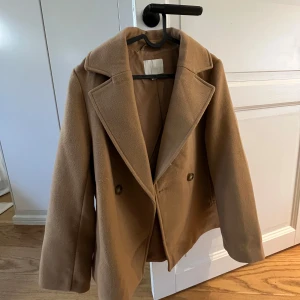 Brun kappa🤎 - Jättefin oanvänd brun kappa med bred krage och dubbelknäppning. Perfekt för höst och vinter. Klassisk design som passar till många olika stilar.