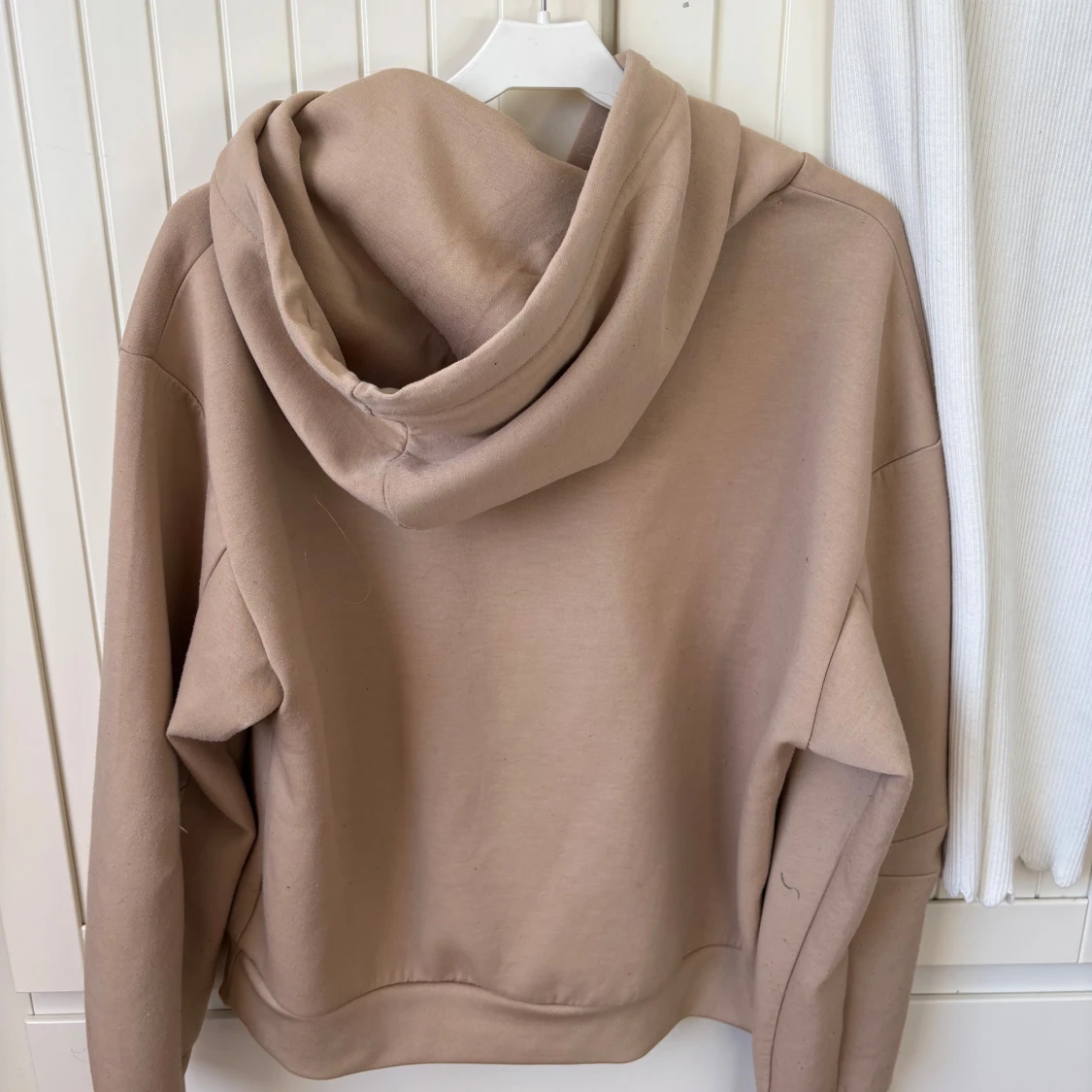 Beige hoodie med känguruficka - 1