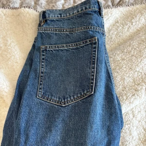 Blå jeans från Lindex - Säljer ett par klassiska blå jeans från Lindex. De har en rak passform och hög midja