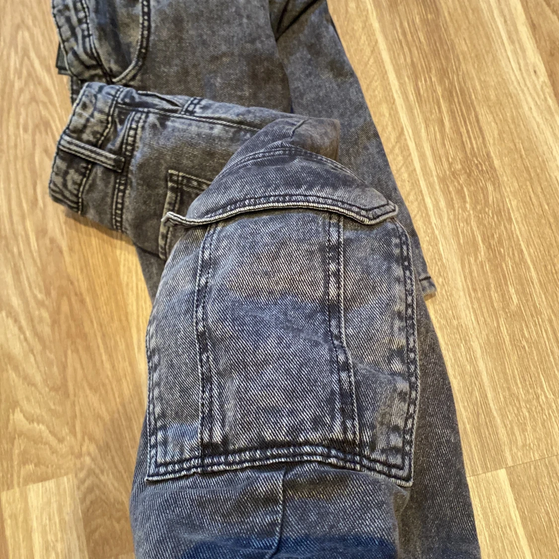 Grå cargobyxor med fickor - 2