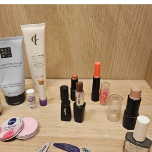 Smink/hudvård - Paket med smink/hudvård med varierande mängd kvar. Allt för 40 kr🥰    ingår ansiktsmask, kroppsskrubb, nagellack, läppstift x3, läppbalsam, highlighter, concealer stick