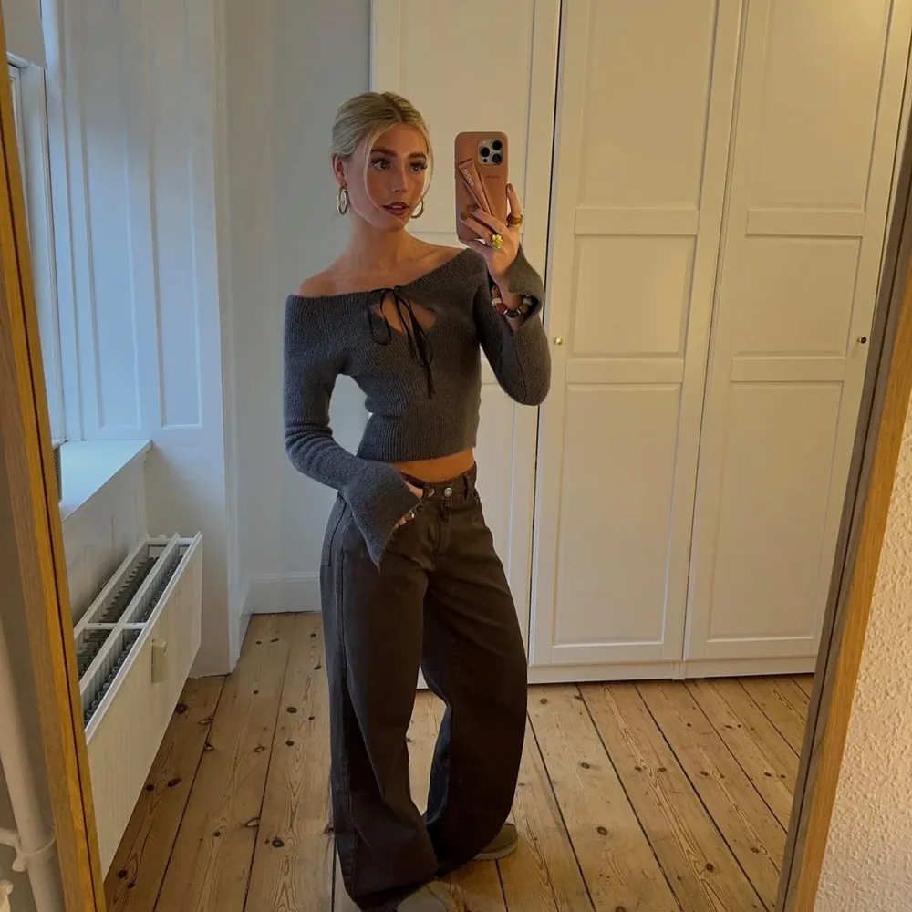 Stickad off shoulder topp! Prislapp kvar! Storlek xs-s men passar även M. Neuletakit & Villapaidat.