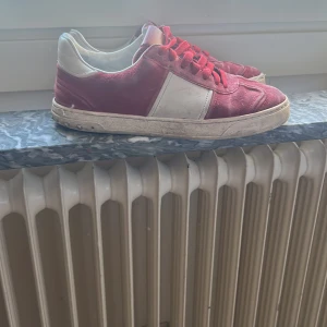 VALENTINO FLYCREW - Röda flycrews i inte det bästa skicket men mycket kvar att ge behövs limmas lite i sulan då den sitter löst där fram och några taggar är borta men vi säljer dessa för ett lågt pris jämfört med andra säljare kom gärna privat för frågor!