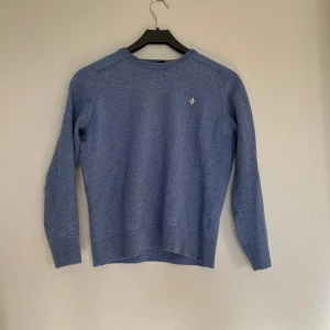 Morris tröja - Säljer en stilren blå tröja från Morris. Det står storlek L men den har krympt så skulle säga om du är runt omkring 157cm så passar den. Den är av merinoull. Om det finns frågor är det bara att höra av er!🤩
