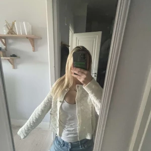 Vit cardigan jacka från MNG - Säljer en stilren vit cardigan kofta från MNG. Koftan har stora knappar framtill och en mjuk, stickad textur. Perfekt för att hålla sig varm och snygg under kyligare dagar. Den saknar en knapp där fram men ingen man märker💕