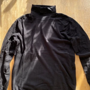 Svart halvpolo/polotröja - Bra skick, nästan aldrig använd.